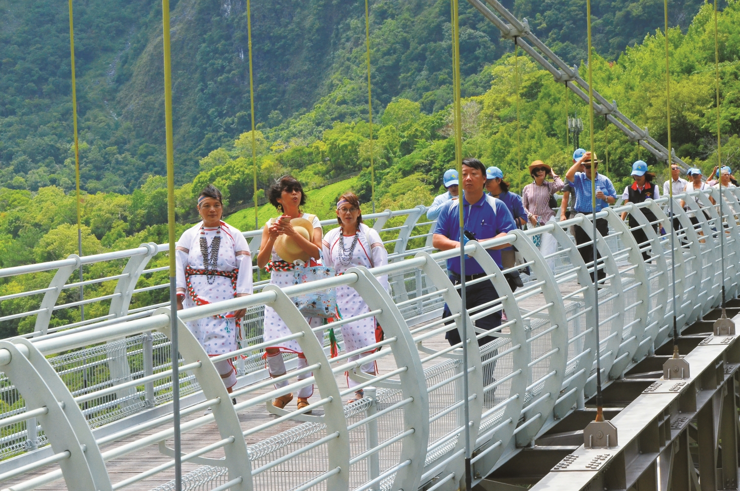 當地部落族人和國家公園一同喜迎山月吊橋啟用/太管處 提供