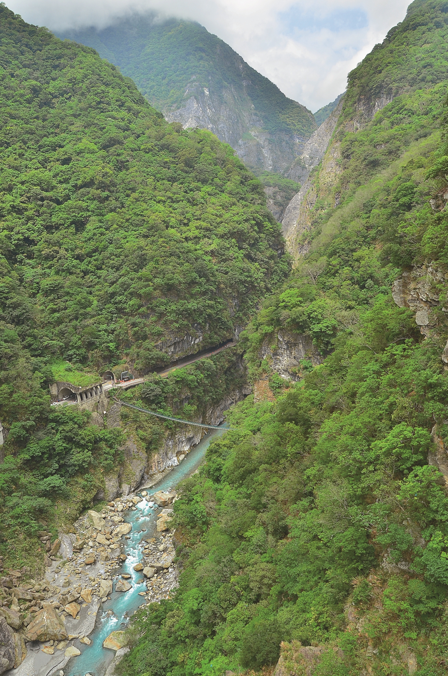 從山月吊橋向西俯瞰燕子口峽谷/林茂耀 攝