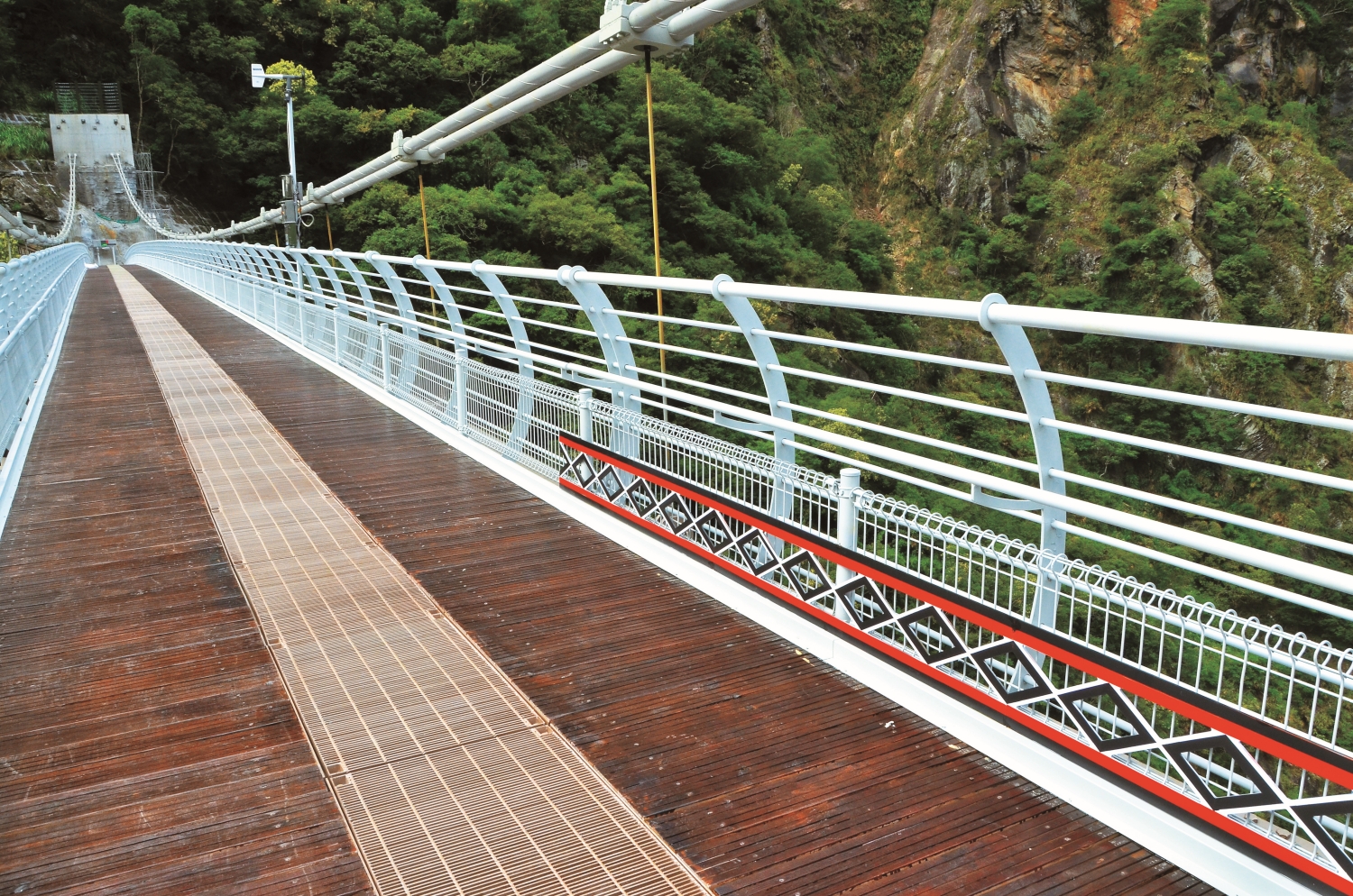 格柵板可分散風勢,也讓遊客盡情享受峽谷景致/太管處 提供