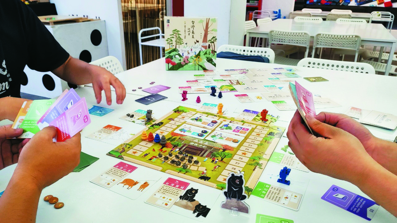 遊戲過程中，遊戲參與者不但是行程規劃者，也是志工訓練者／ 2Plus 桌遊設計 提供