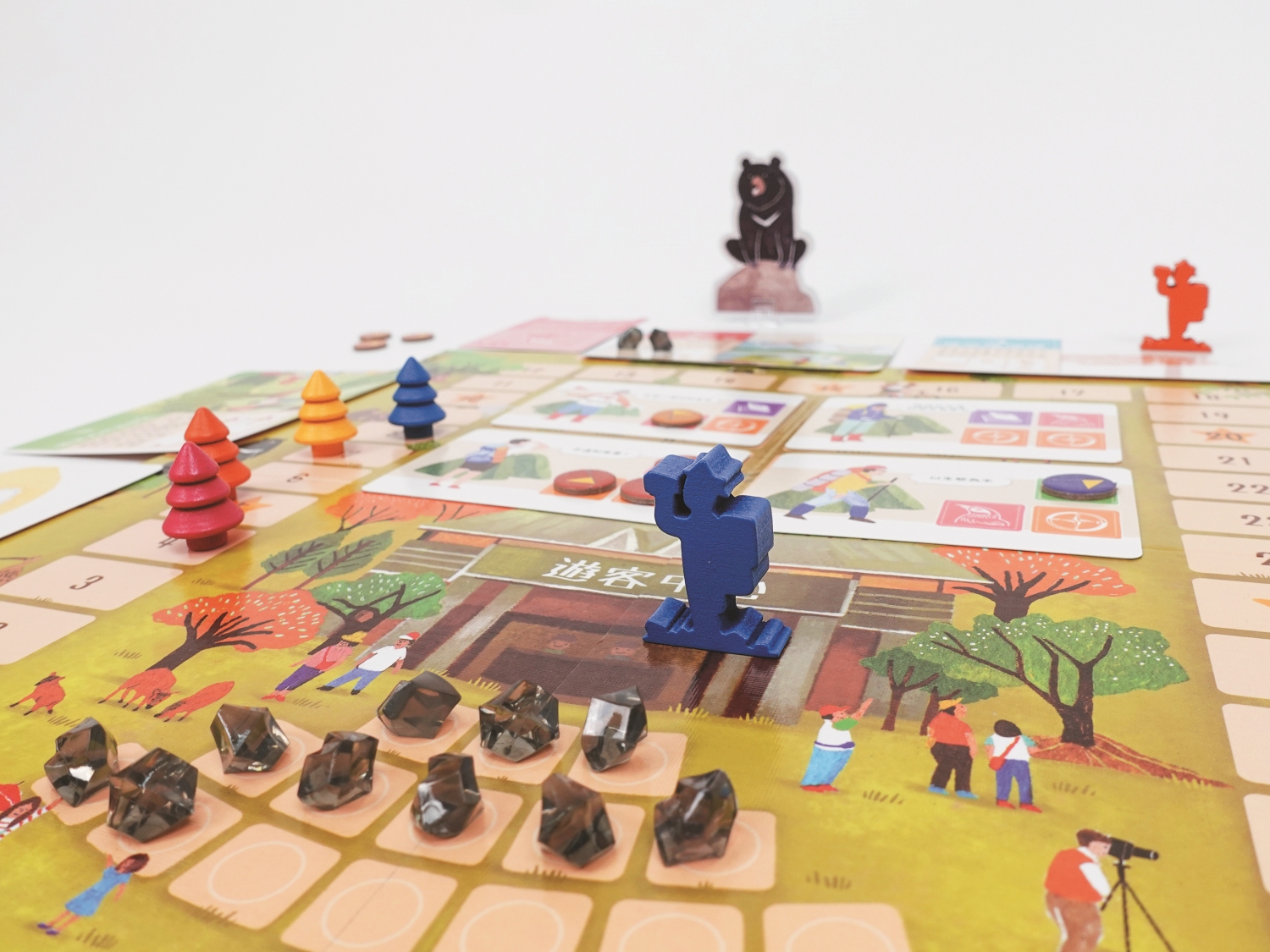 獨特的汙染代表物（黑色晶石）設計，提醒人們避免一窩蜂造成環境負擔／ 2Plus 桌遊設計 提供