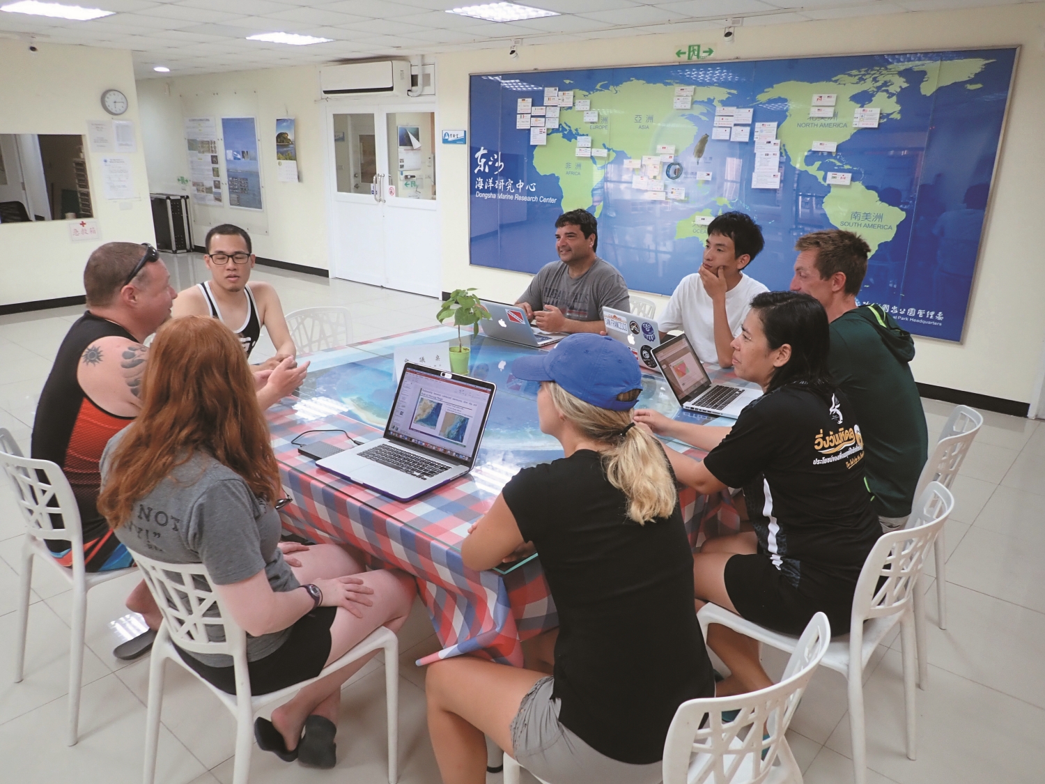 南海區域是國際海洋研究者渴望深入探索的寶地，牆上各地研究者的留言，凸顯研究中心的重要地位／中山大學 提供