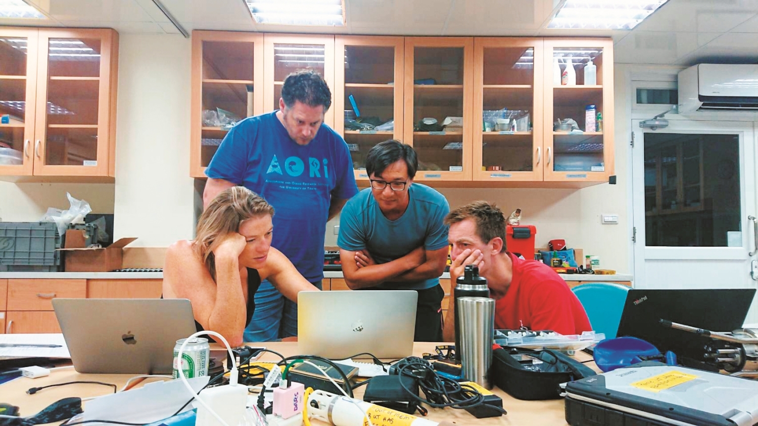 研究中心內各國研究人員聚精會神討論數據背後的涵義/中山大學 提供