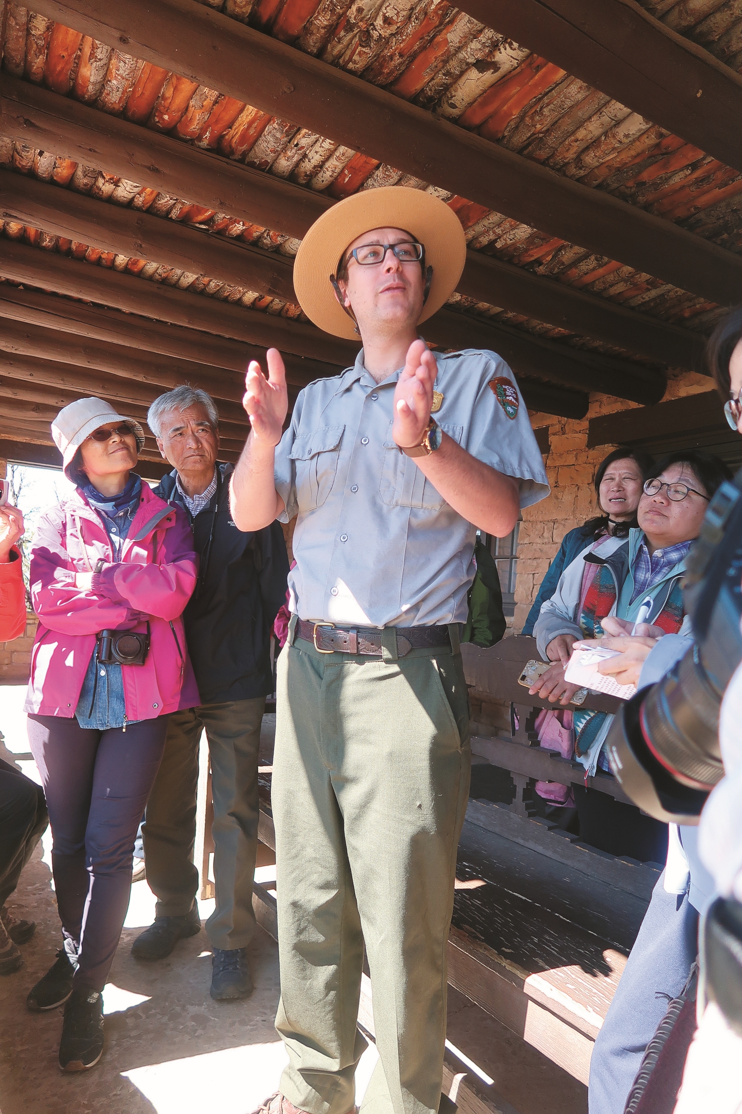 梅薩維德國家公園短期暑期巡邏員為臺灣參訪團隊熱情解說／林文和 提供