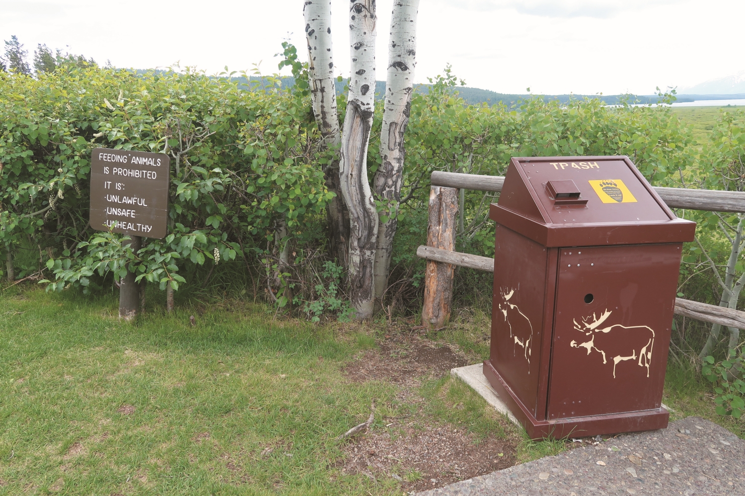防範遊客與野生動物衝突的垃圾桶及告示牌／林文和 提供
