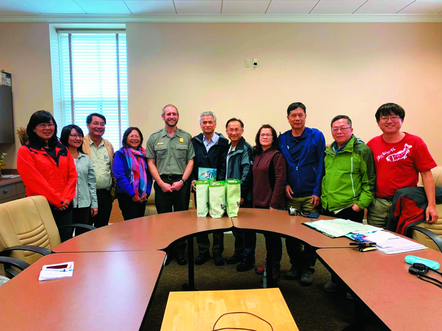 主任巡邏員（左5）約翰親向臺灣參訪團隊介紹人與野生動物的衝突管理／林文和 提供