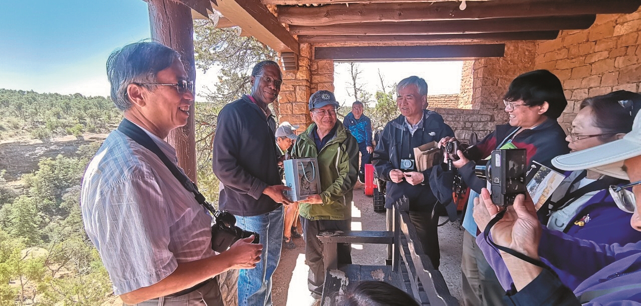 梅薩維德國家公園處長史賓芬（左2）親自接待解說／林文和 提供