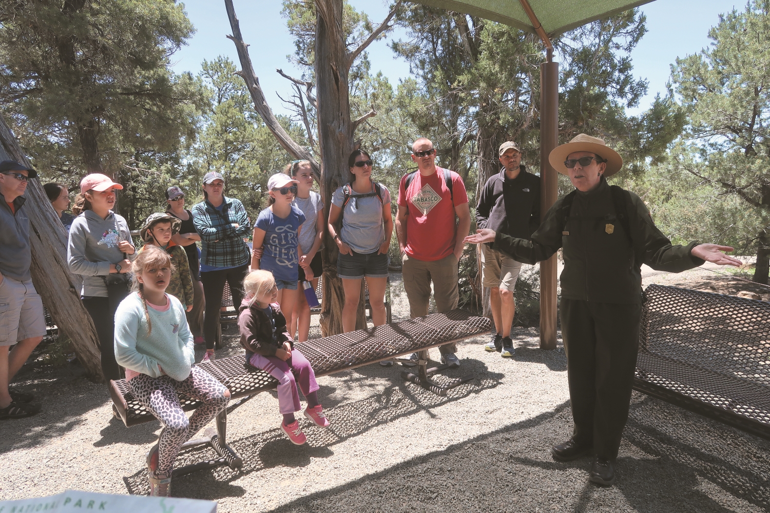超過 70 歲的駐點解說巡邏員展現出無比熱情與自信，提升國家公園的形象／林文和 提供