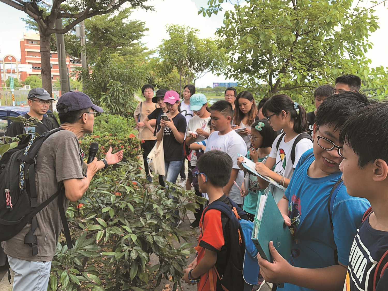 師生在文史工作者帶領下，重新認識既熟悉又陌生的家鄉風景／吳茂成 提供