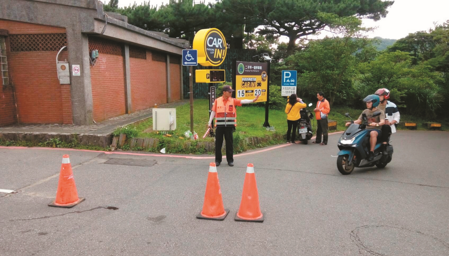 義交、志工等無償奉獻的身影，是國家公園與遊客間的重要橋樑／陽管處 提供