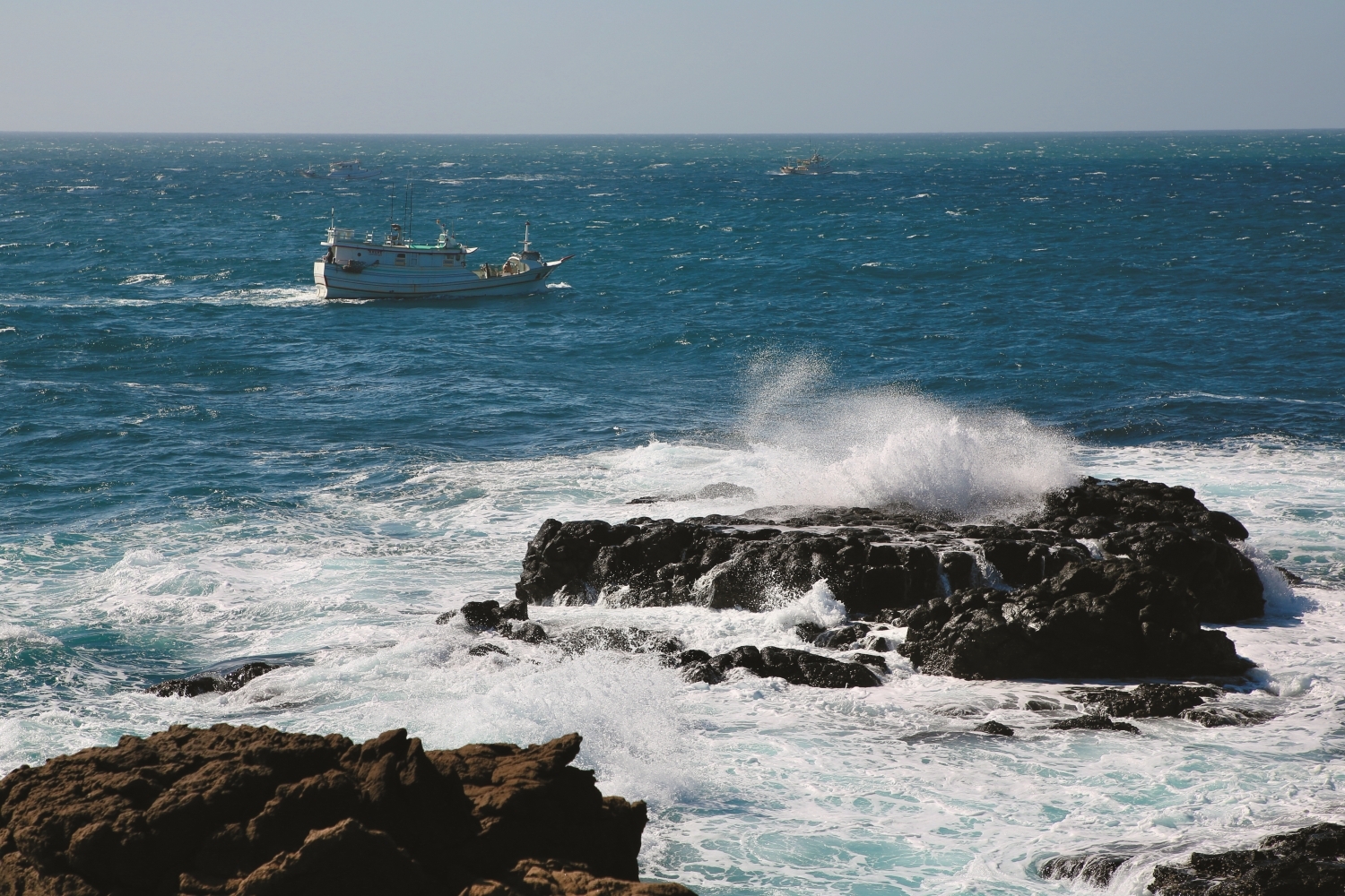 澎湖海域冬季的海象變化考驗著澎湖南方四島國家公園留守人員的應變能力／海管處 提供