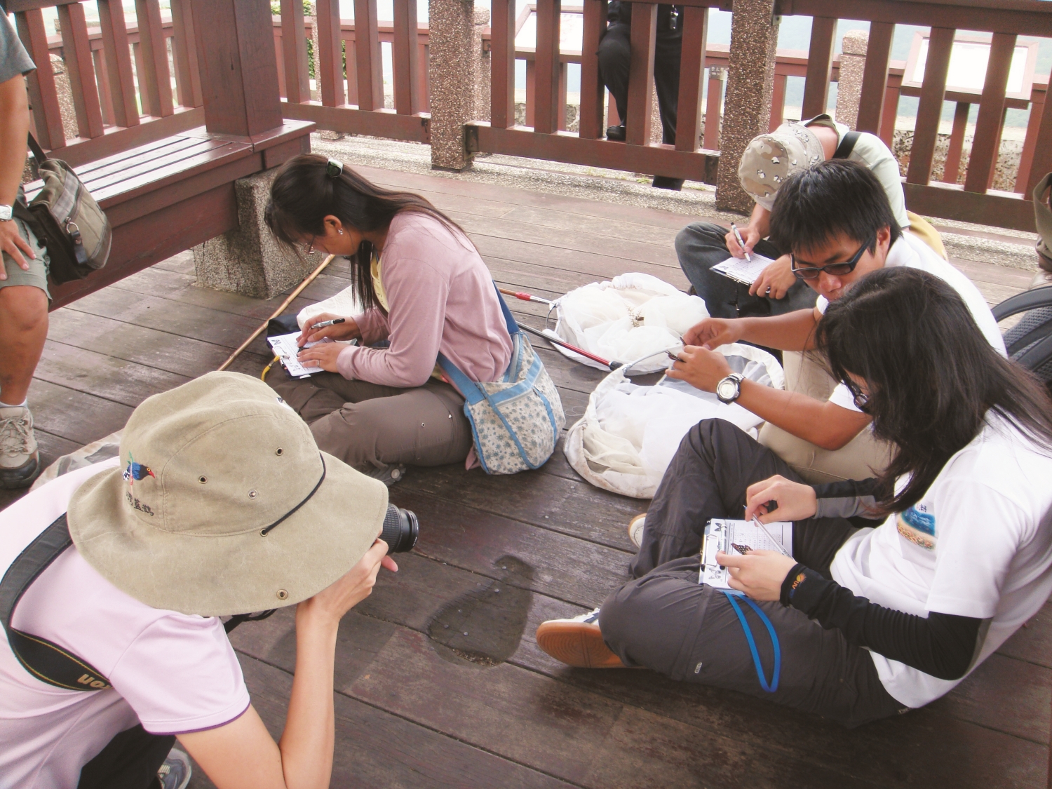 學生們正在進行蝴蝶標放/陳建志 提供