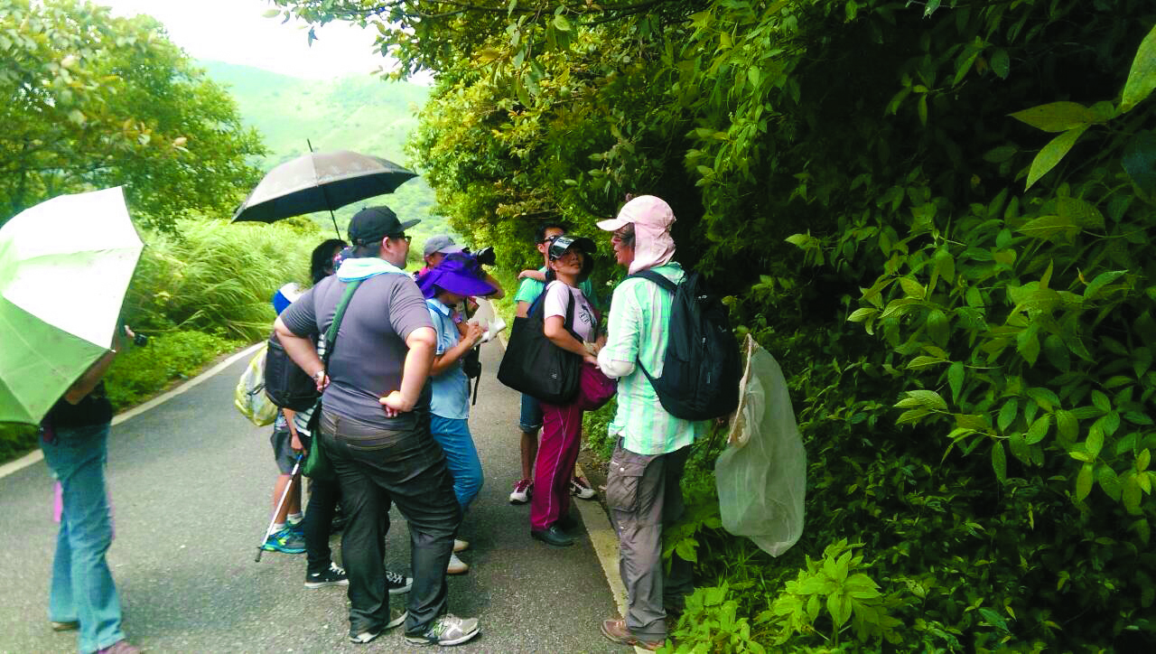 帶領學生進行穿越線調查／陳建志 提供