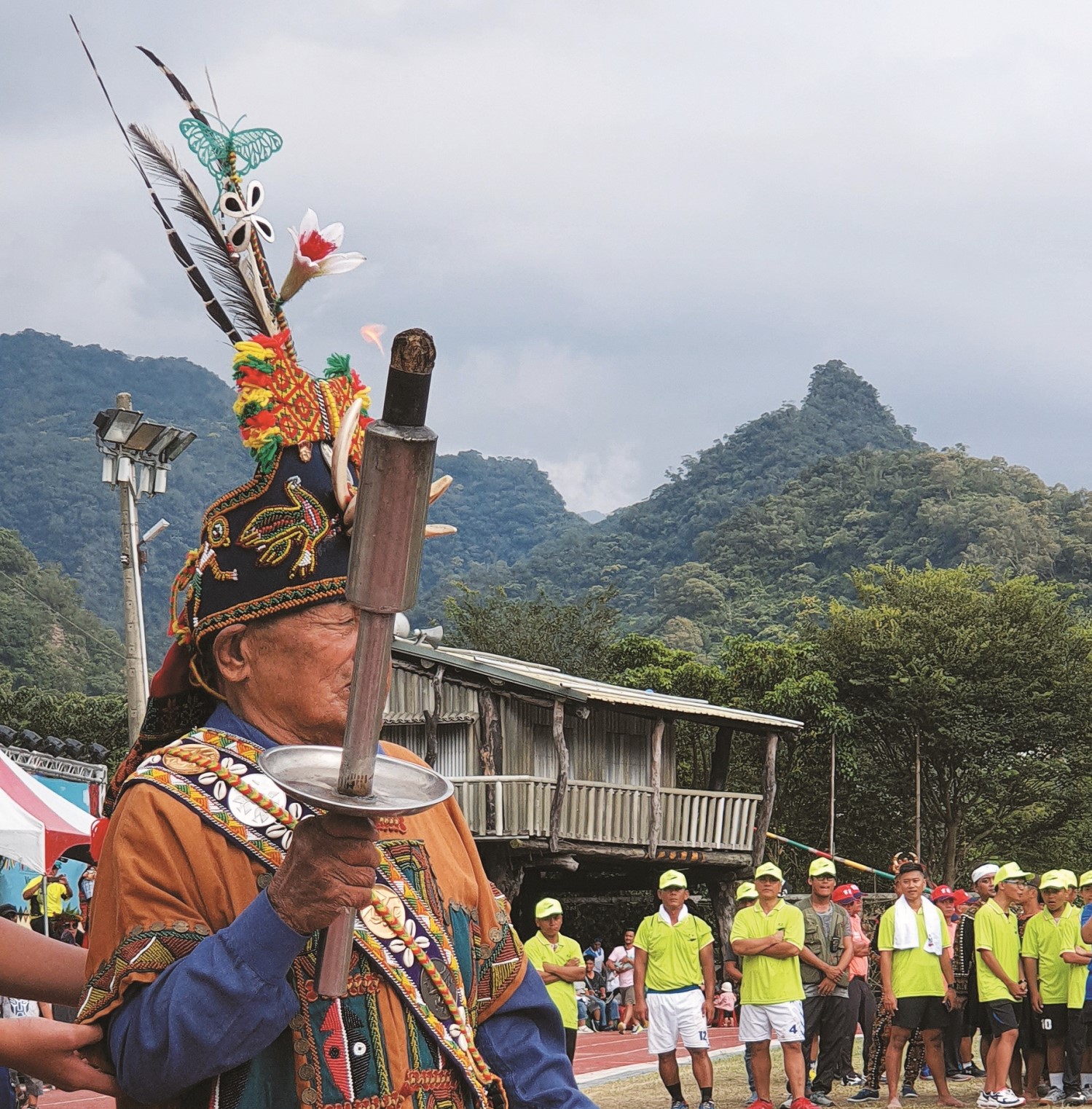 只有善跑者能獲得蝴蝶（蛾）之頭飾／巴清雄 攝