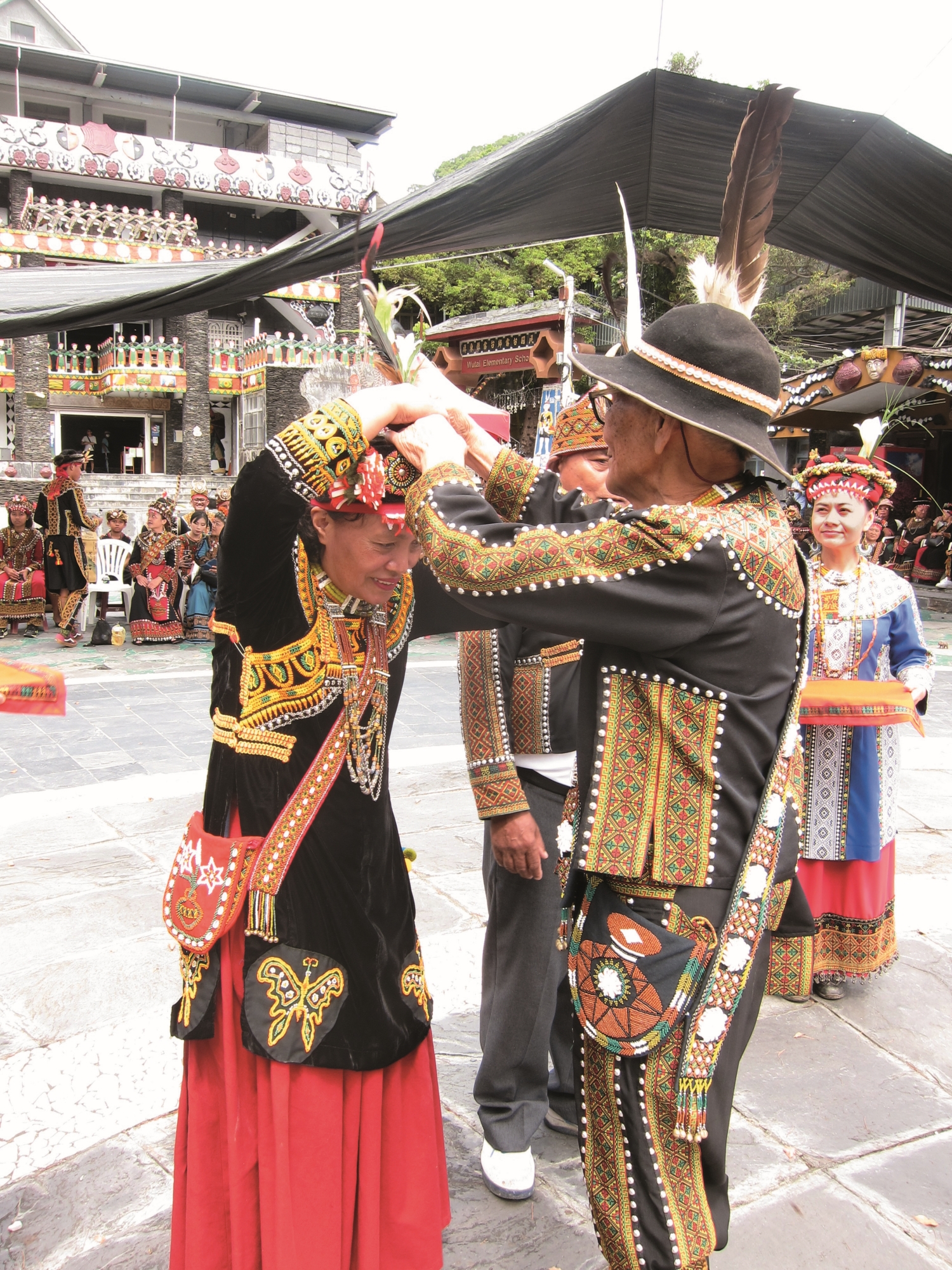 女性服飾上的蝶（蛾）紋象徵勤奮／巴清雄 攝