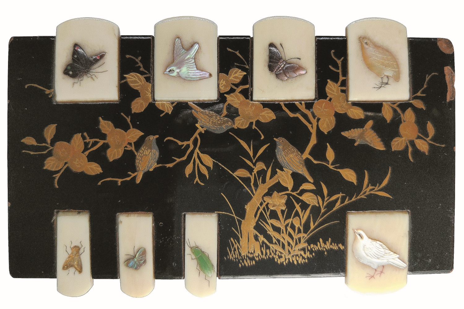 蒔繪花鳥螺鈿三蝶木製惠斯特牌戲計分器／歐陽盛芝 攝（楊平世 提供文物）