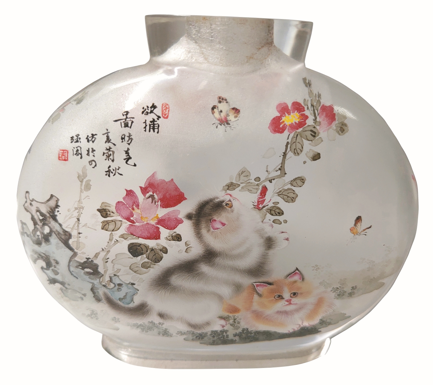 內畫雙貓戲蝶圖玻璃鼻煙壺／歐陽盛芝 攝（楊平世 提供文物）