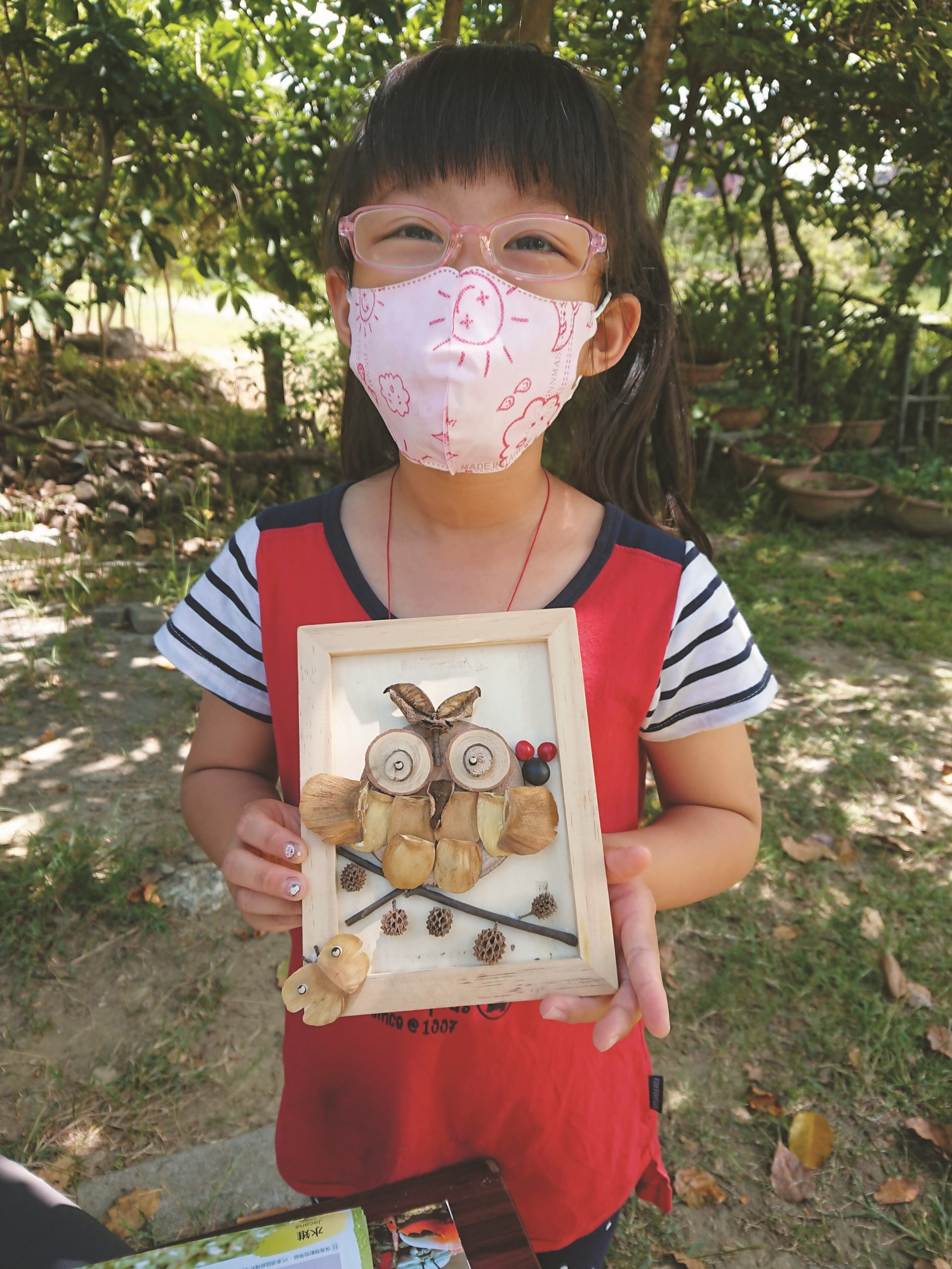 在環教活動中，小朋友就地取材利用植物的果實、種子進行創作／古靜洋 攝