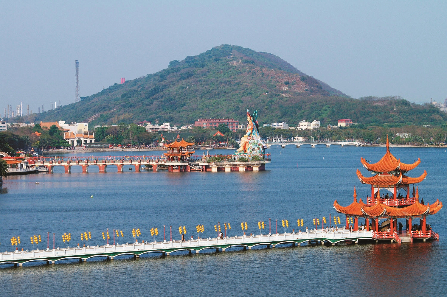 隔著蓮池潭遙望半屏山/ Peellden 提供(來源:https://commons.m.wikimedia.org/wiki/ File:Mt_Ban_Ping.jpg#mw-jump-to-license)