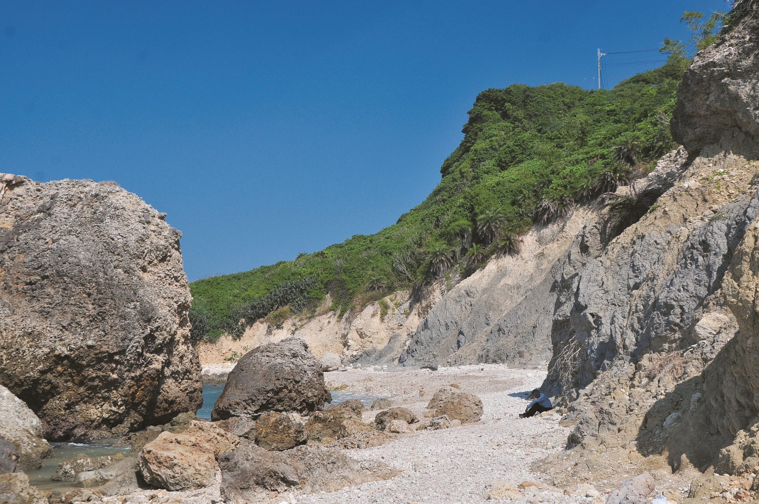 古亭坑層露頭與崖坡見證了這座島嶼的成長史,也讓人感受自身的渺小/自管處 提供