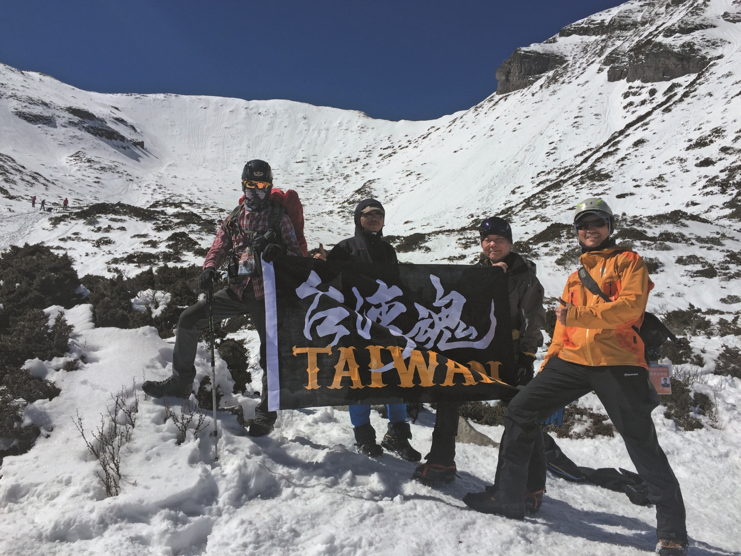 過年期間巡守雪霸國家公園的保育志工與山友們合照／鄭朝雄 提供