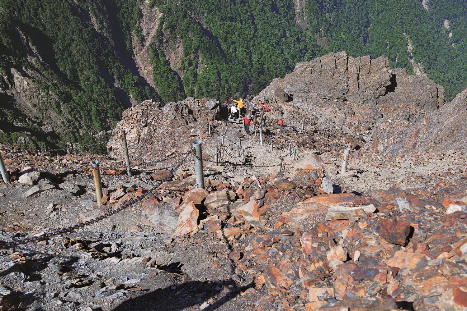 面對險峻地形,若缺乏事前體能、技術、裝備上的準備,將招至極大風險/何昌穎 攝