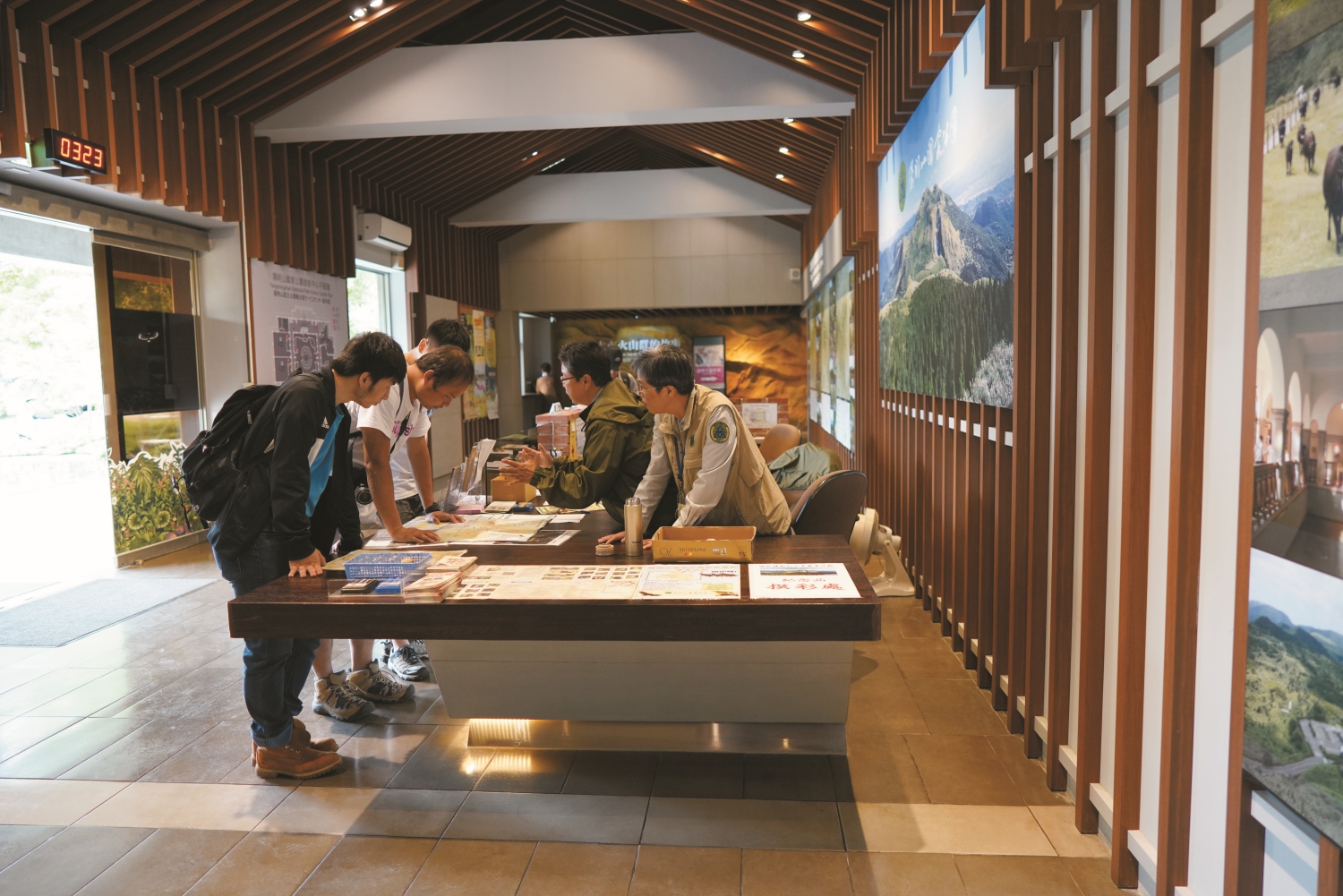 年節期間，同仁與志工們合力為遊客提供服務／陽管處 提供