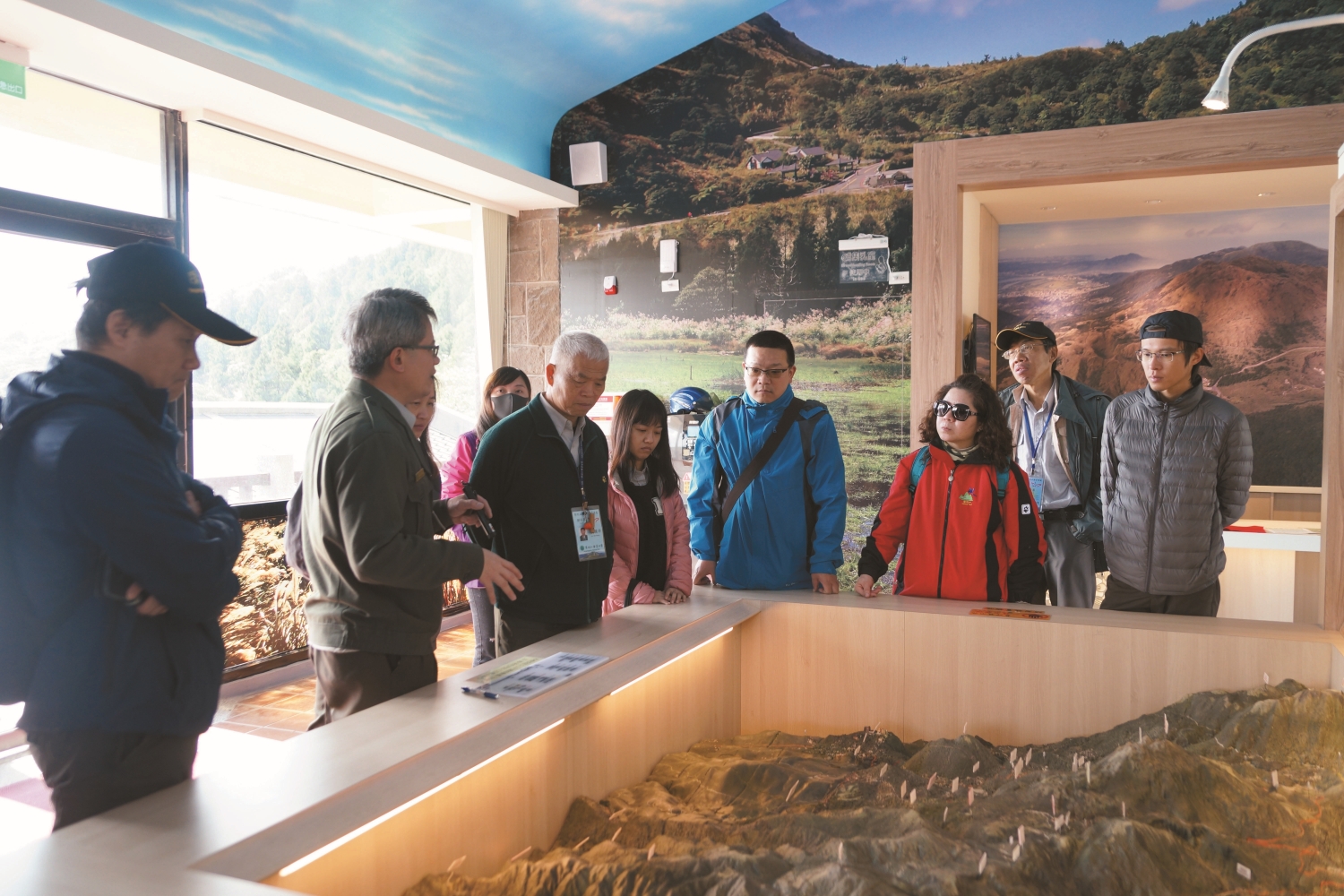 同仁與志工犧牲與家人團聚的時間駐守據點為遊客導覽／陽管處 提供