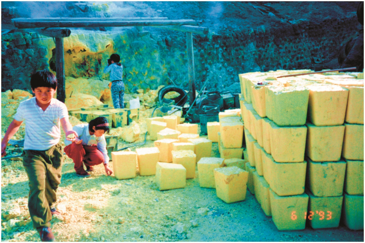 曾經蓬勃一時,終究迎來落幕的硫磺產業,被兩人記錄下最後的餘暉/徐如林 提供