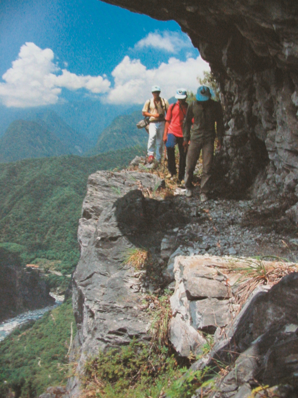 行走在錐麓第二斷崖上,壯麗景觀與傍身的生命危險拉扯著眾人的心緒/徐如林 提供