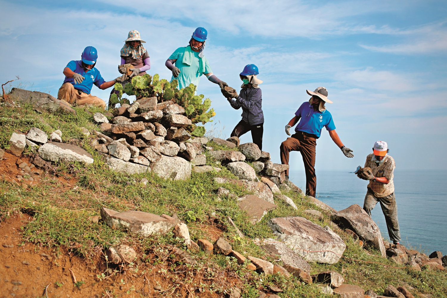 東嶼坪嶼在地居民放下手邊工作、挽起袖子，一起「手」護小島之路／海管處 提供（吳明翰 攝）