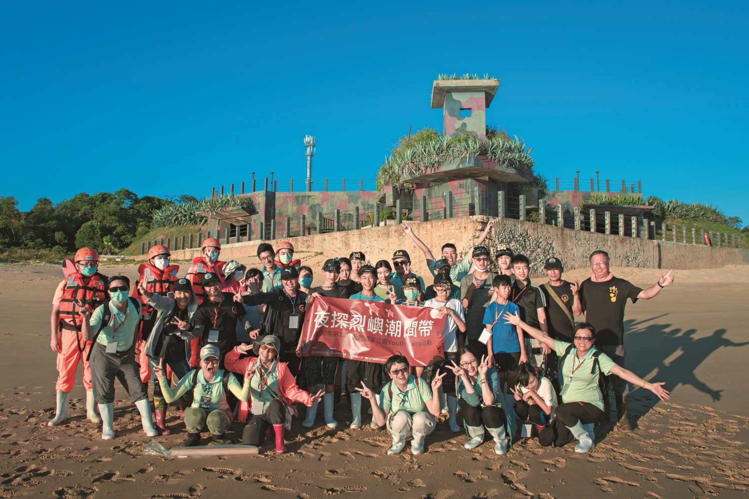 洪清漳（後排右）不僅帶動居民進行調查，更希望透過觀察活動讓大家更認識自己的家鄉