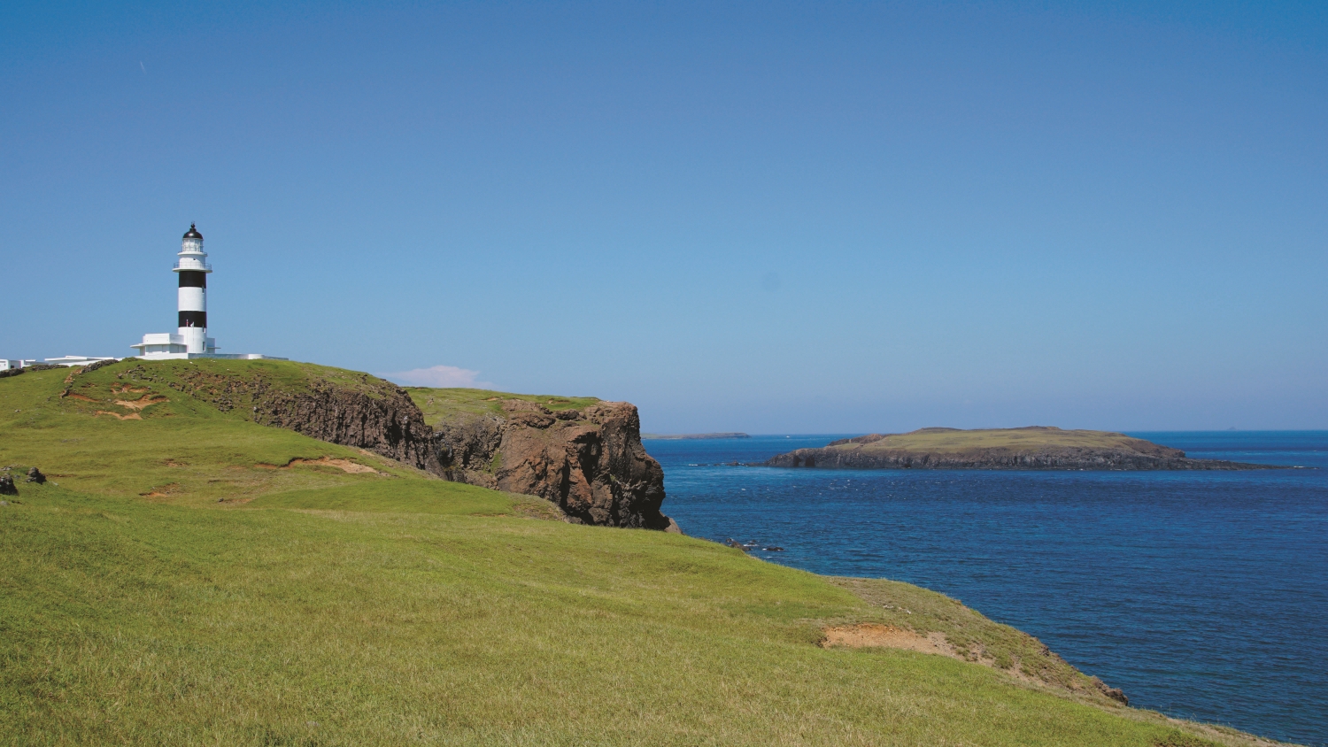 東吉嶼的燈塔和不遠處的鋤頭嶼