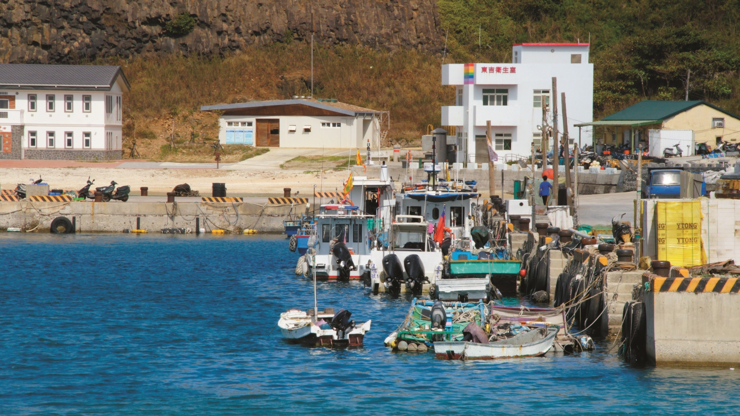 船隻曾為此地載來人口與富裕,但也載著在地人離鄉