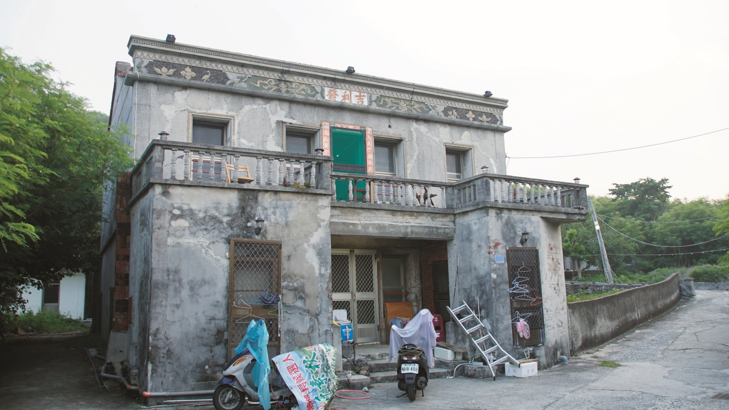 許多年前漂洋過海來此落腳的西式建築,現在繼續為生活在此的人們遮避風雨