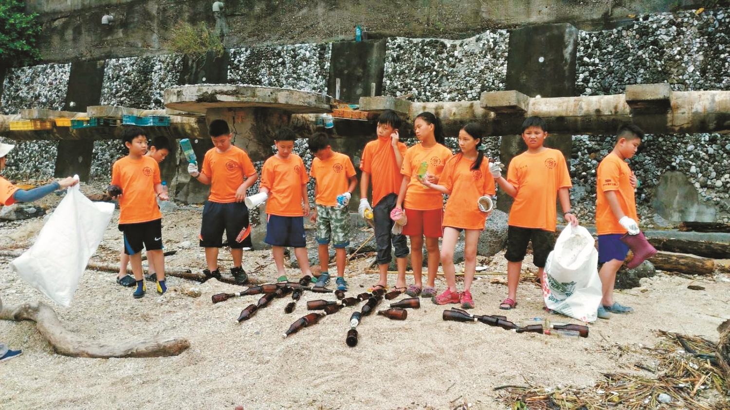 同學們齊心合力清除灘地上的垃圾／彭成源 提供