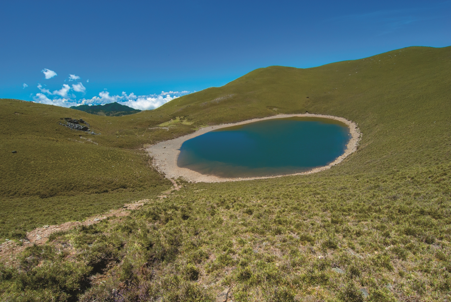 嘉明湖深受登山客喜愛,但若掉以輕心,仍可能落單迷途/葉兆擁 提供