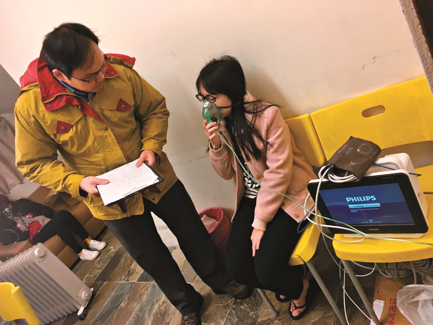 遊客停留的住宿點中經常可見醫療人員協助解決不適症狀／太管處 提供