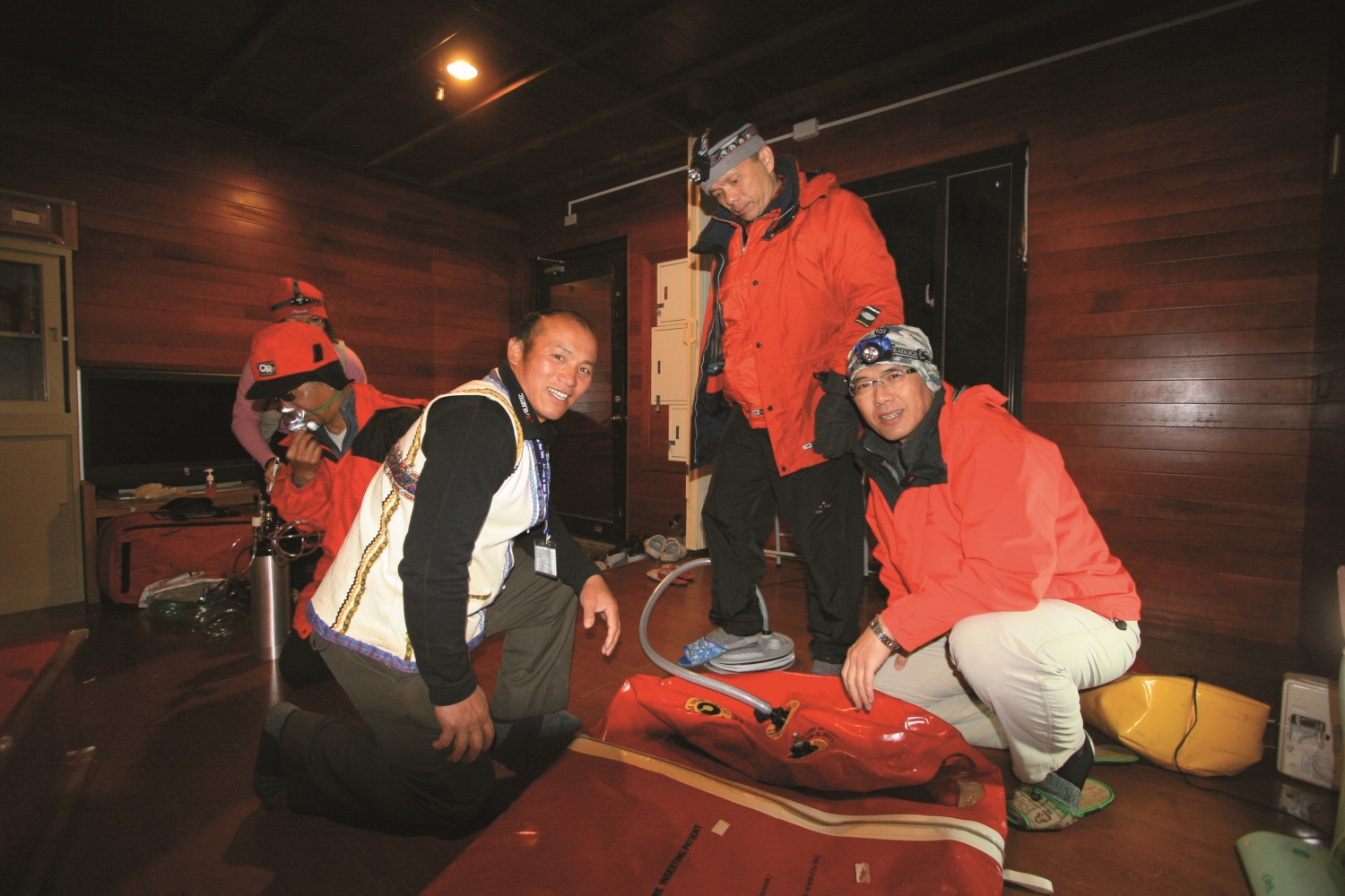 排雲山莊中玉山醫療隊正在檢視急救器材／竹山秀傳醫院 提供