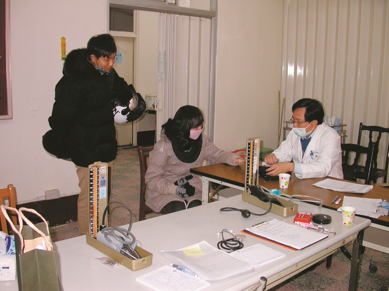 專業醫療人員在昆陽進行諮詢與診療／太管處 提供