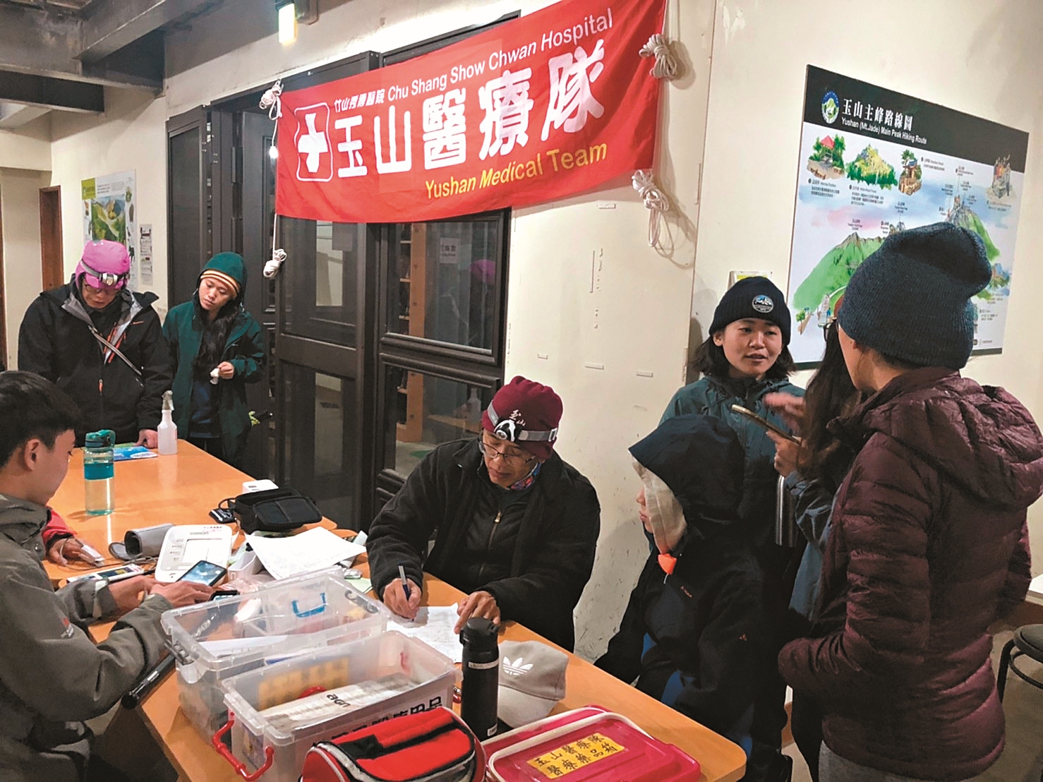玉山醫療隊為遊客提供問診服務／竹山秀傳醫院 提供