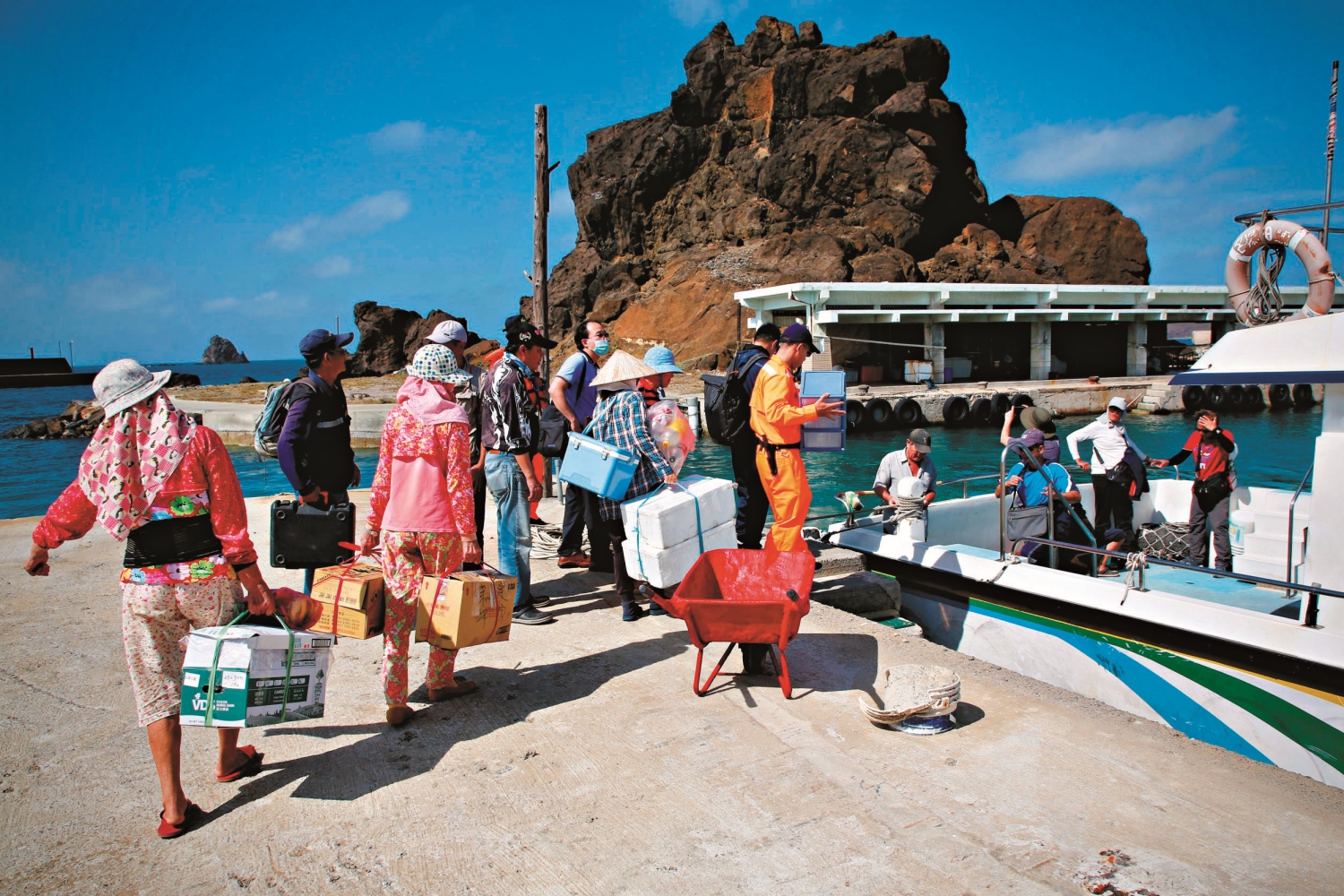 船隻肩負著離島海上交通及民生物資運輸的重要任務/吳文和 提供