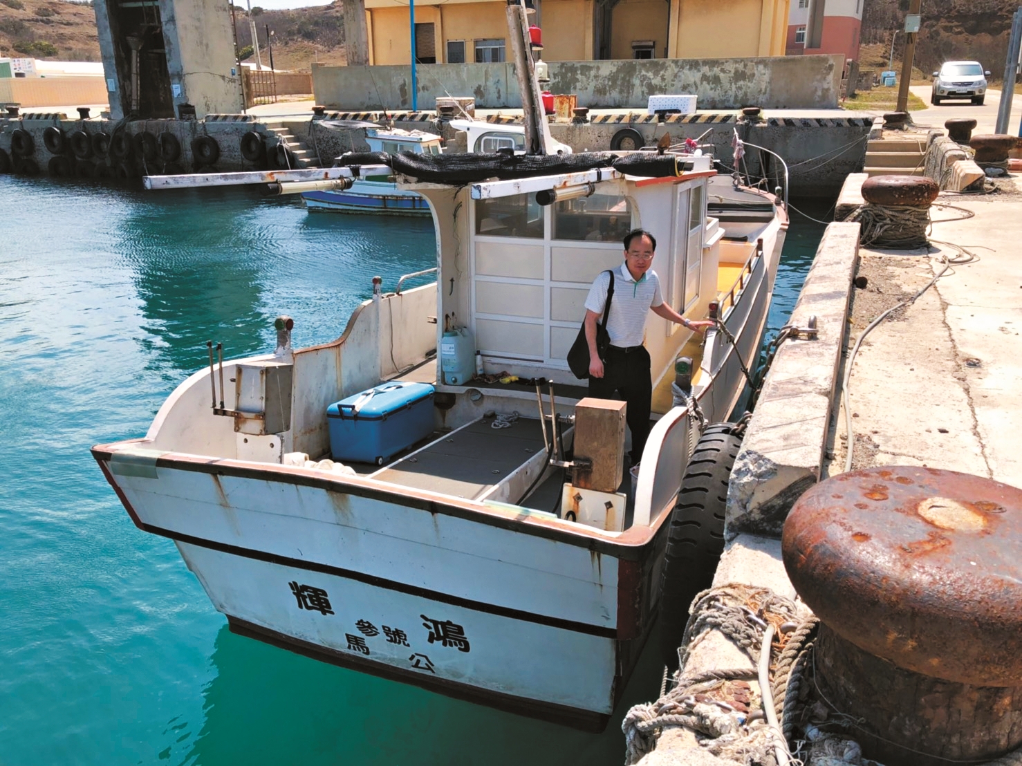 澎湖南方四島國家公園成立前，吳文和需自雇漁船才能登島看診／吳文和 提供