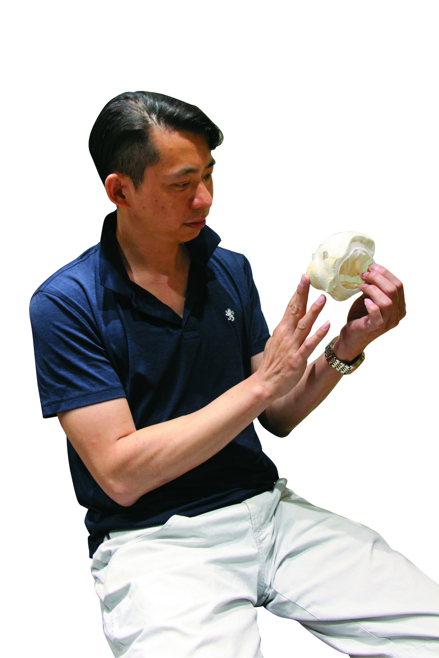 李宗翰看著等待修復的老舊海豚骨骼標本/楊越涵 攝