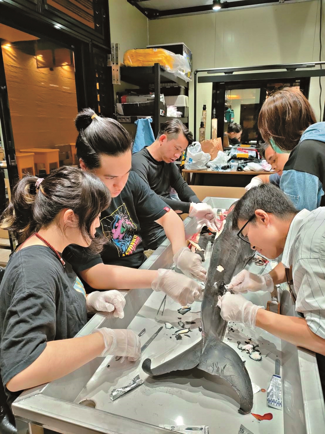 每到週五晚上,工作室裡擠滿了志工/李宗翰 提供