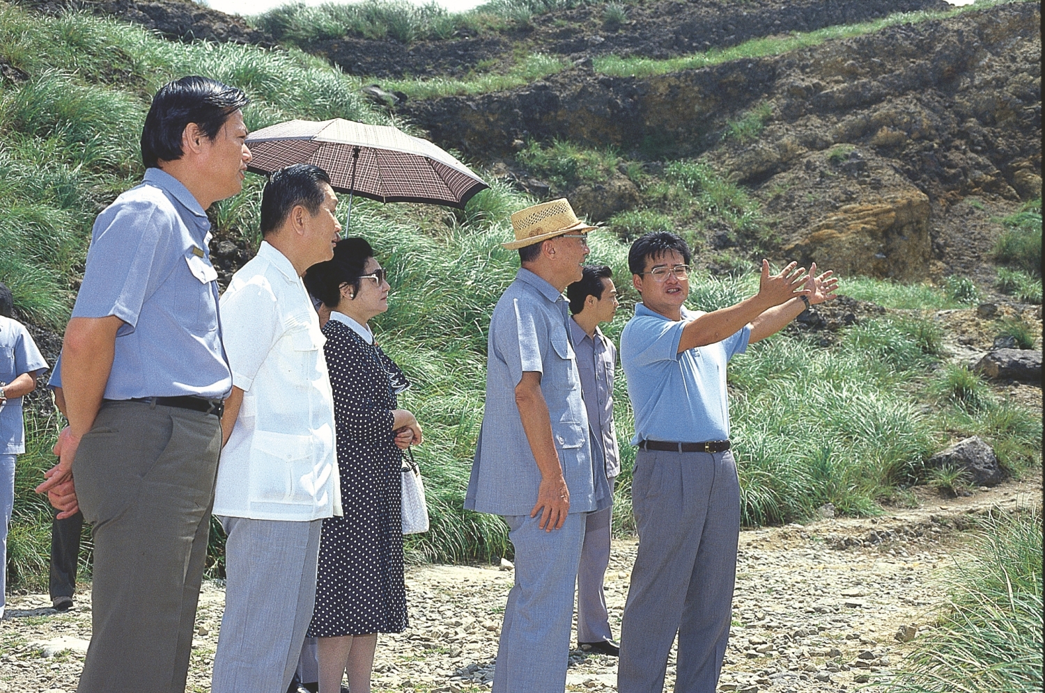 張隆盛於陽明山向俞國華院長伉儷報告（右一：張隆盛、右三：俞國華、左一：劉慶南）／內政部營建署 提供
