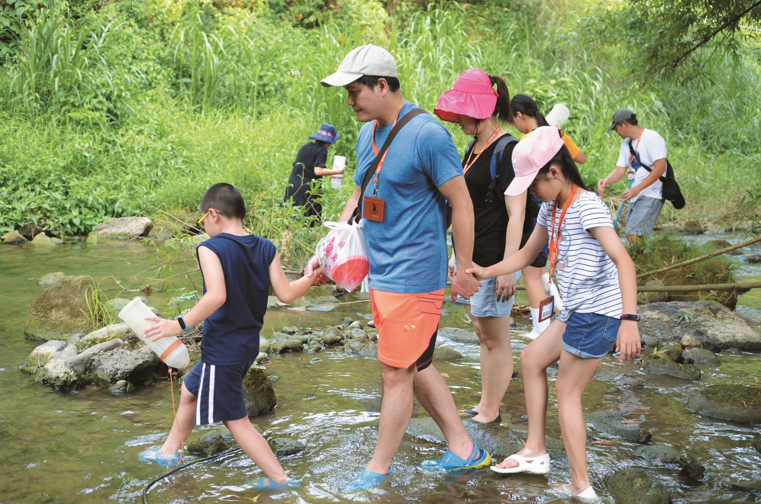 三代同遊國家公園—大手牽小手一起汶水摸魚去,共兩張照片
