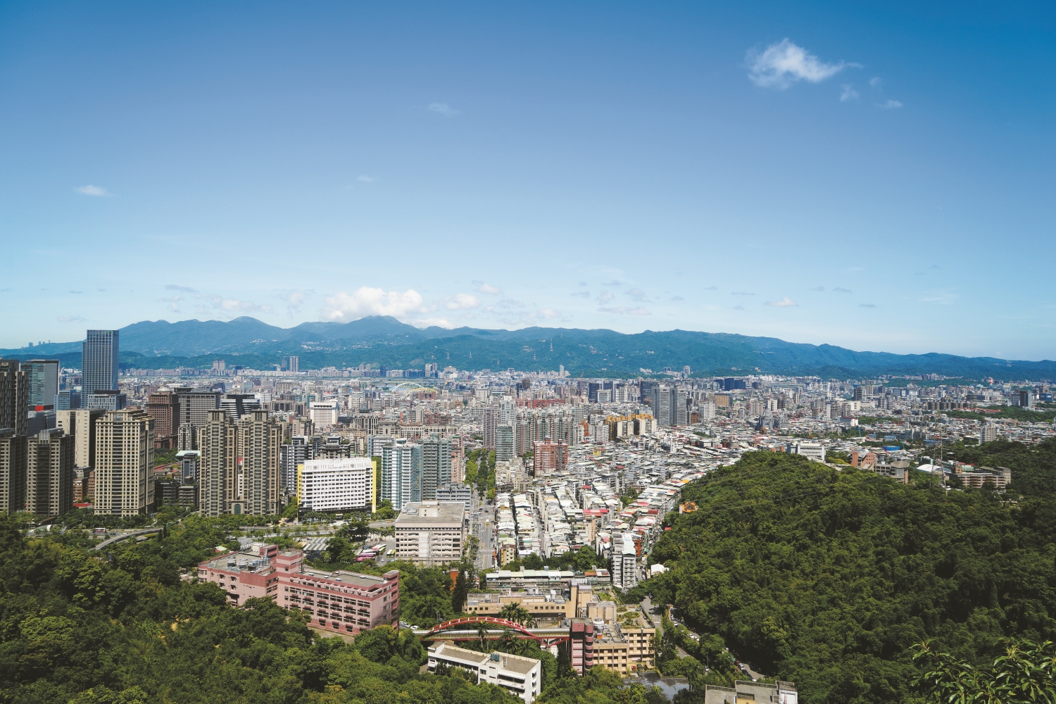 臺北都會區遠眺陽明山國家公園，山峰連綿一片翠綠／楊懷智攝