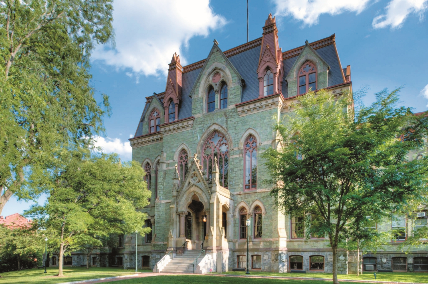 美國賓夕法尼亞大學／創用CC（https:// commons.wikimedia.org/wiki/File:North_facade_of_ College_Hall,_Penn_Campus.jpg，Bestbudbrian 攝）
