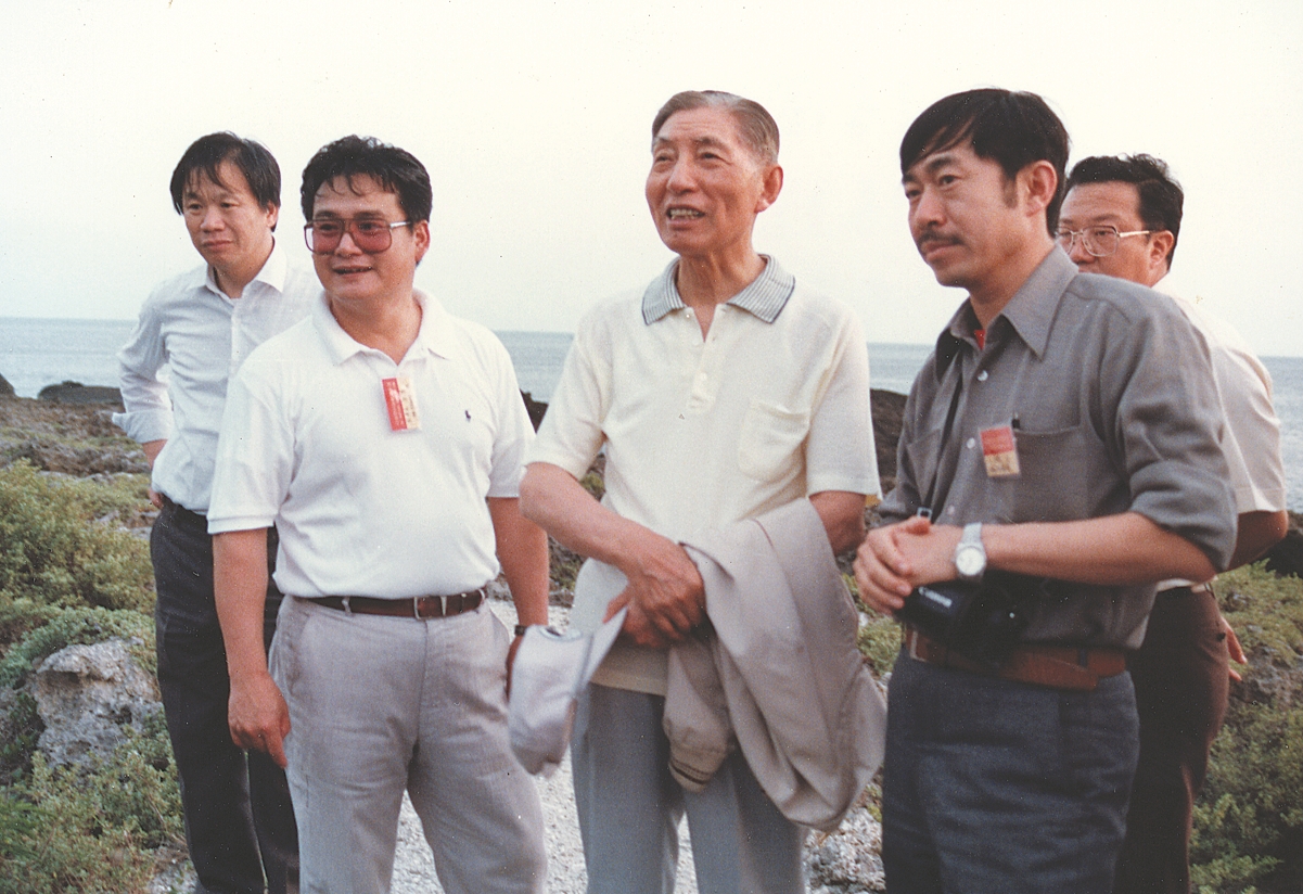 1980 年代初期張隆盛（左一）及學者專家（右一：王鑫） 陪同行政院顧問李國鼎（中）至墾丁視察／內政部營建署 提供
